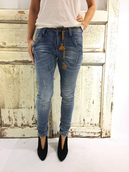 Bukse fra Bianco, blå jeans – Bianco Jeans Jude blå jeans med belte – Mio Trend