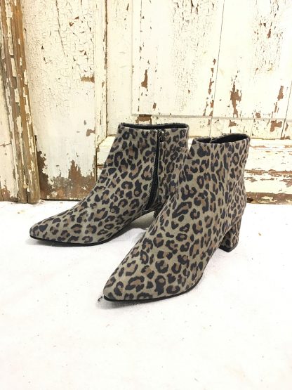 Leopard ankelstøvletter i semsket skinn – Copenhagen Shoes Bree leopard low cut ankelsøvletter – Mio Trend