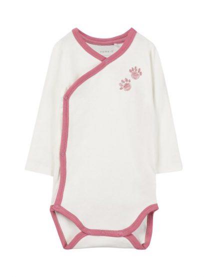 Omslagsbody til baby fra Name It, hvit med rosa kanter. – Name It off white omslagsbody – Mio Trend