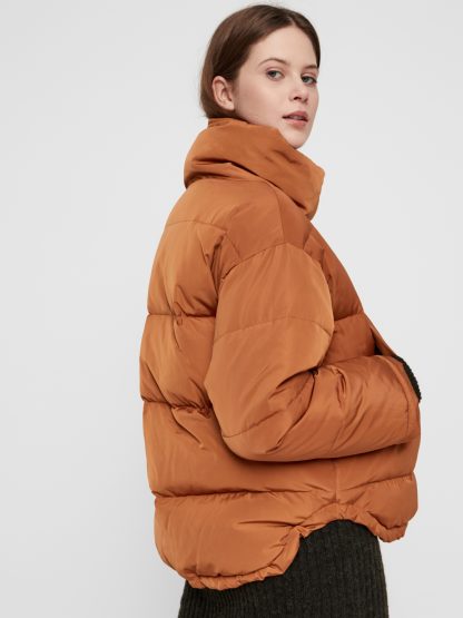 Kort og vid dunjakke – Pieces rust/brun kort og vid dunjakke  – Mio Trend