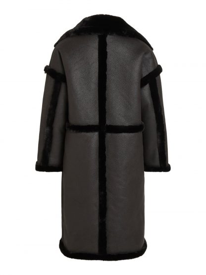 Saueskinnskåpe Vila, sort lang jakke. 