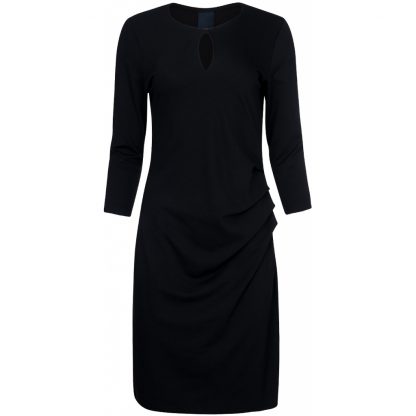 Sort klassisk kjole fra One Two Luxus. – Luxzuz One Two sort kjole med drapering Nathalina – Mio Trend