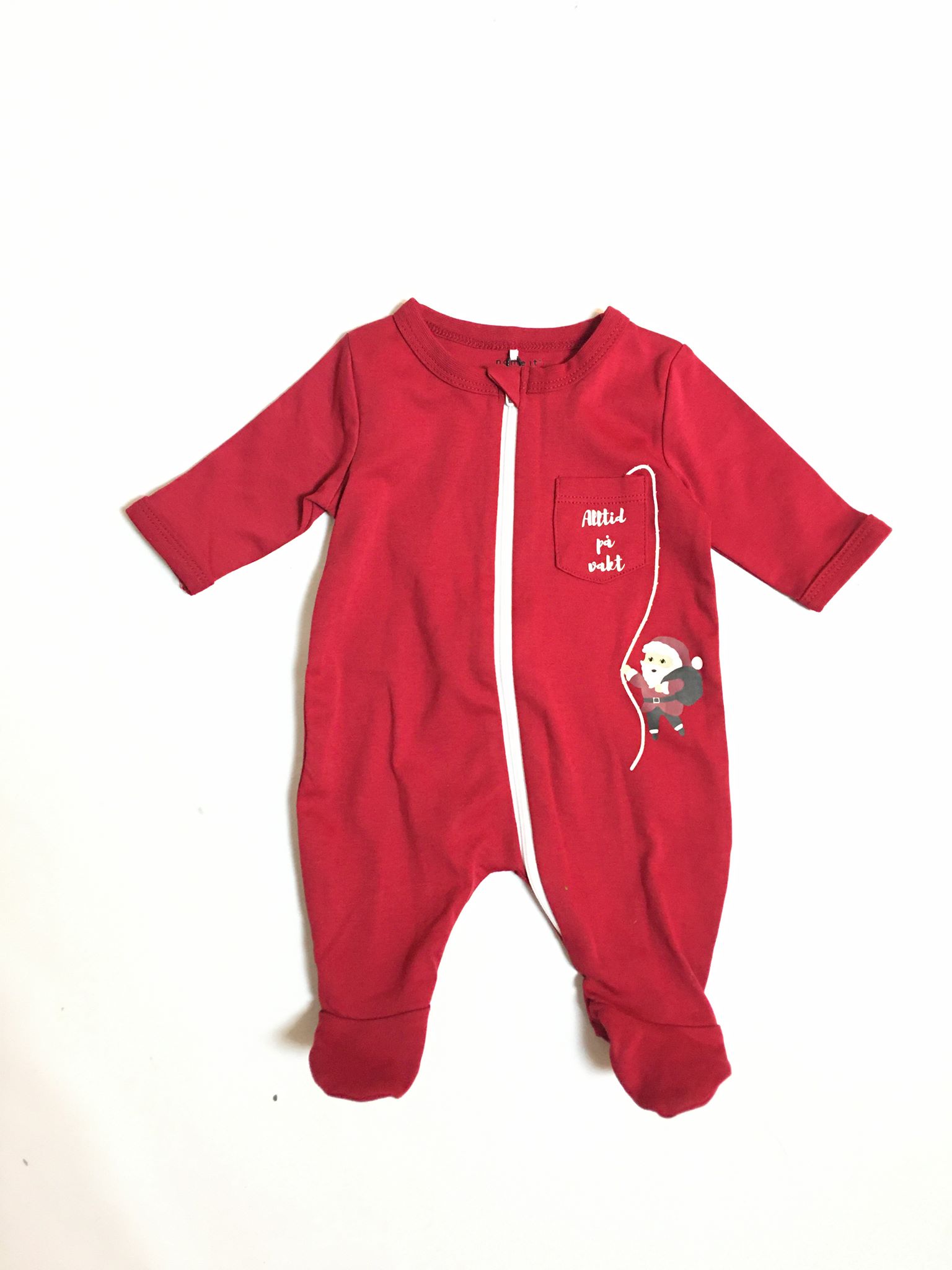 Name It nissepysj baby med skrift på ryggen – Mio Trend Pysjamas jul baby, fra Name It. – Name It nissepysj baby med skrift på ryggen – Mio Trend
