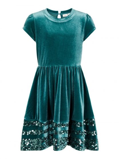 Grønn kjole jente, fra Name It.  – Penklær til jul grønn kjole i velur Helouri – Mio Trend