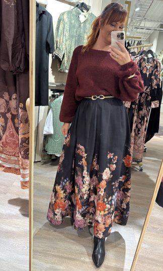 Sort maxiskjørt med blomster